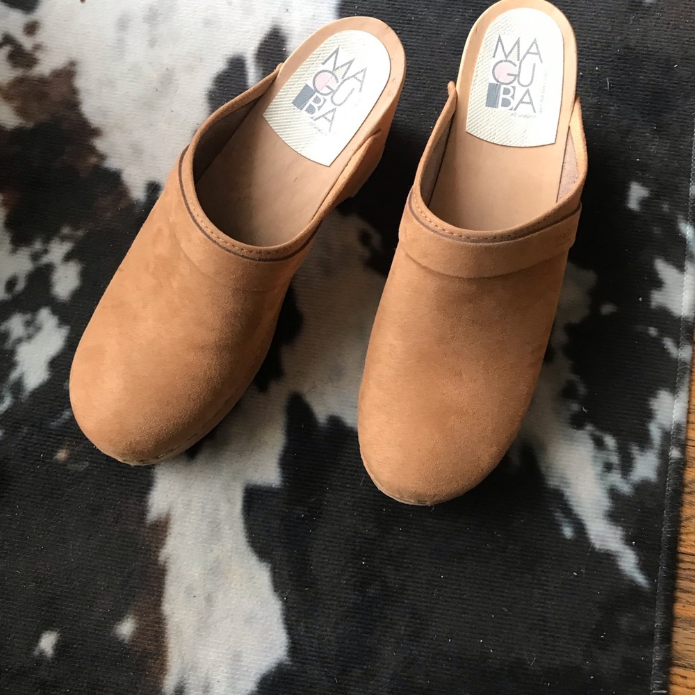 Maguba Tan Suede Clogs